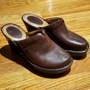 Born brown quality leather mules. Size 7. EXCELLENT condition clogs
